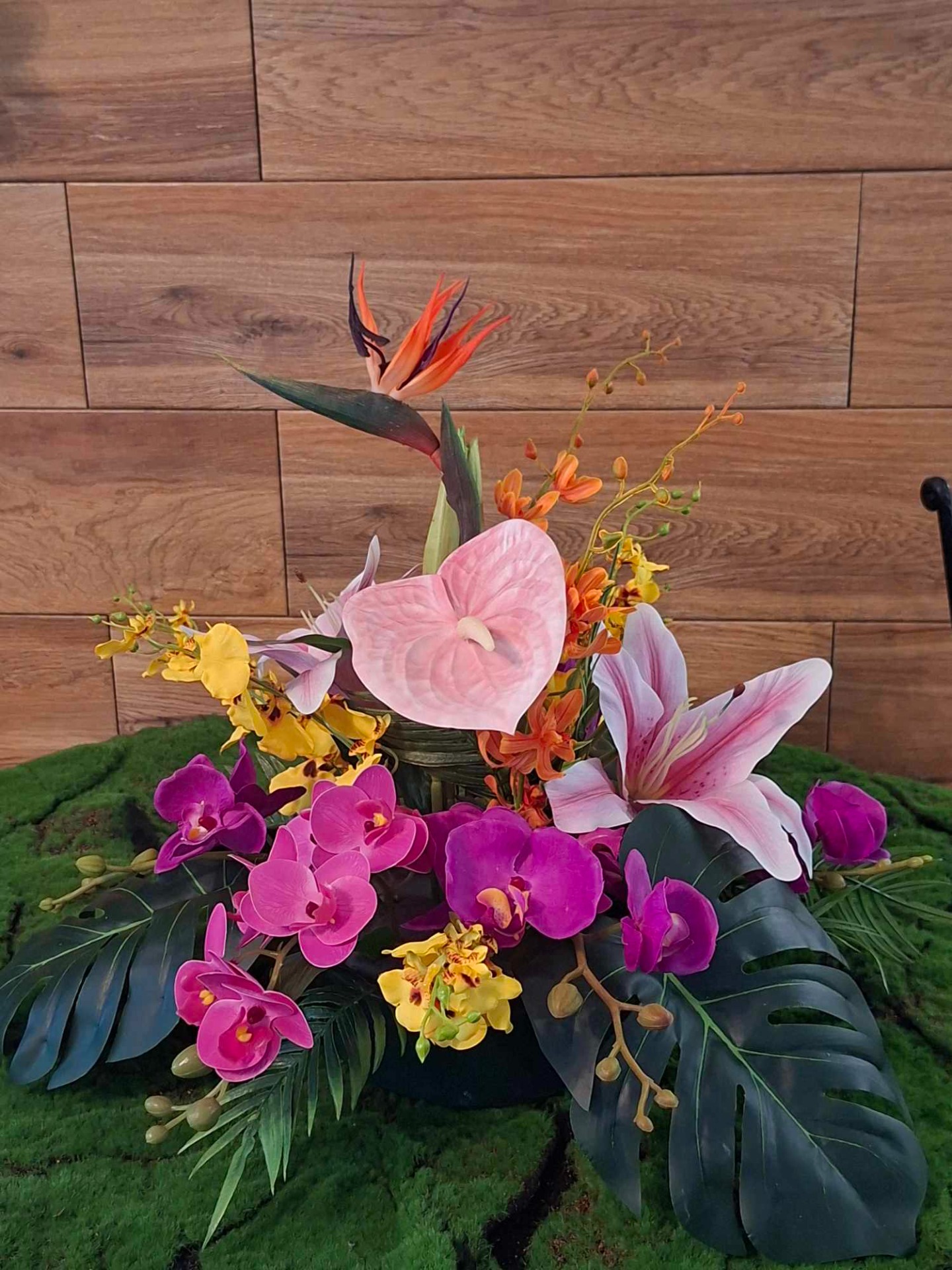 Egzotikus virágokból álló asztaldísz(akár rendezvényekre isigény szerinti stílusban)