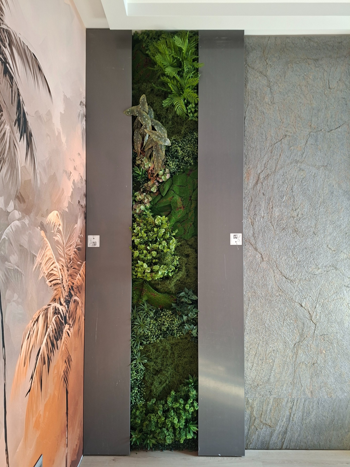 🌿A természet érintése, művészi kivitelezésben."🌱  Felejtse el az olcsó, lapos műanyagpaneleket. Saját készítésű, prémium mű növényfalam élethű megjelenésű és gazdag textúrájú, aprólékosan kidolgozott részletekkel, beleértve a szikla- és gyökérelemeket is, ahogy a képen is látszik. Ideális fókuszpont bármely beltéri térbe, ahol a biofil design a cél, kompromisszumok nélkül.      🌿 Exkluzív zöld megoldások a falakon túlmutatva."🌱  A modern belsőépítészet megköveteli a kreatív és karbantartásmentes megoldásokat. Egyedi méretre és stílusra szabható mű vertikális kertjeimmel a tervezői szabadságot kínálom: a dús trópusi dzsungeltől a minimalista mohafalakig bármilyen víziót megvalósítok. Biztosítsa ügyfeleinek a gondozásmentes kényelmet prémium minőségű kivitelezéssel. 