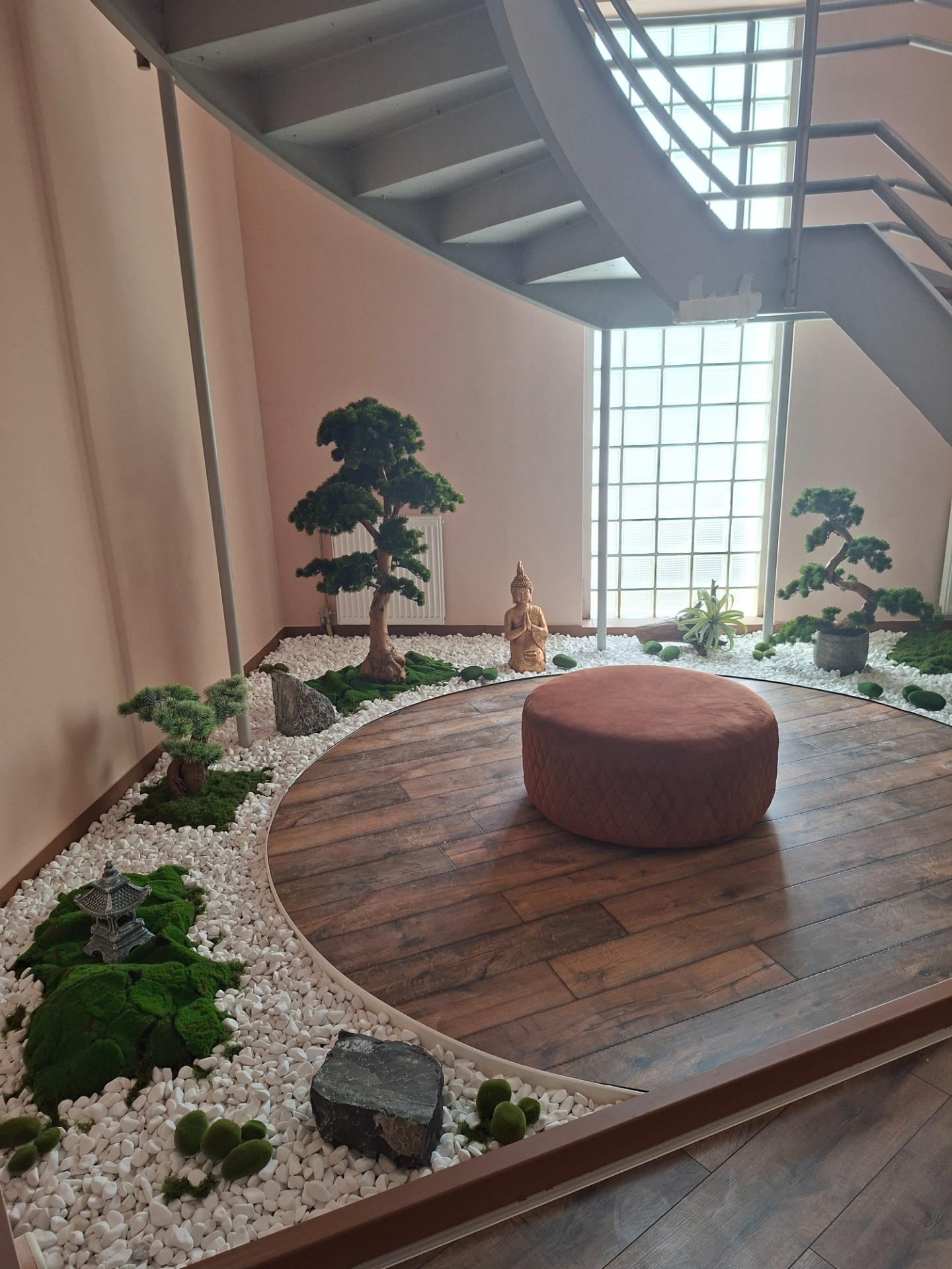 Belső tér kialakítása japánkert hangulatúvá gondozásmentes  bonsai fákkal